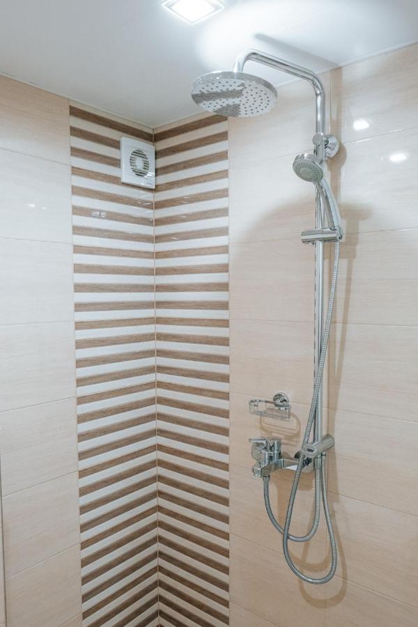 登萨河酒店 扬博尔 外观 照片
